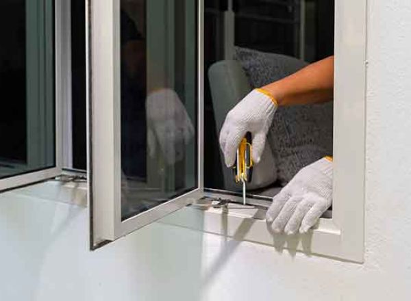 Common Signs That You Need Glass Replacement
